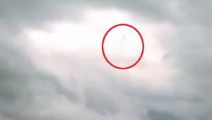Kobieta sfilmowała tajemniczą zjawę, która chodzi w chmurach. Nagranie obiegło c